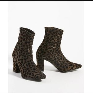 Nwt! Farylrobin libson velvet ankle boots in gold leapord